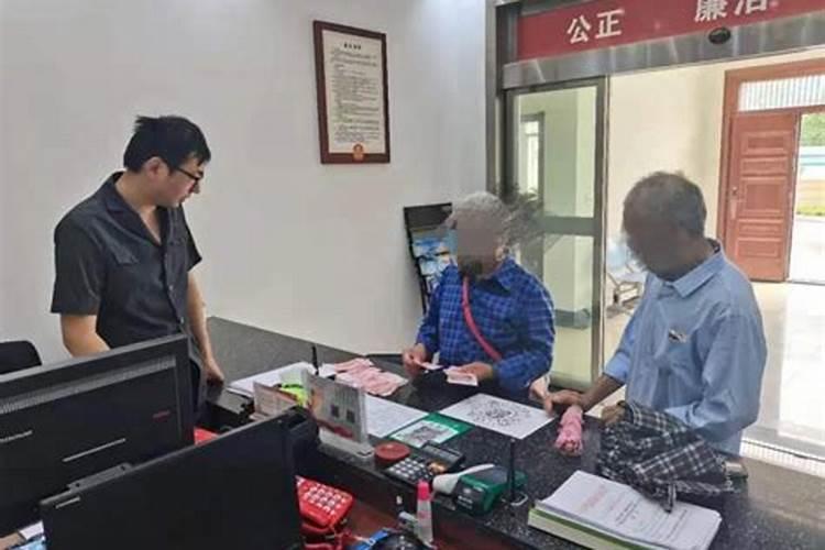离婚后梦到女儿把照片贴墙上有的还裁自己的什么意思？