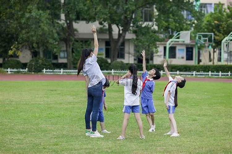 做梦梦见自己在学校里和同学们一起是什么预兆