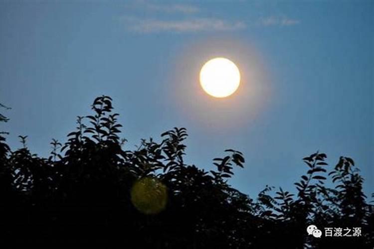 每年重阳节时月亮的亮面朝哪个方向？