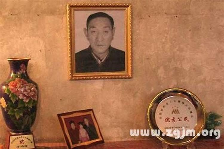 梦见活着的母亲的遗像,梦到活着的人的遗像