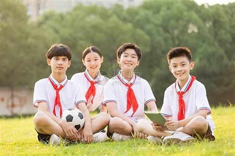 梦见好多小学同学聚在一起吃饭的预兆