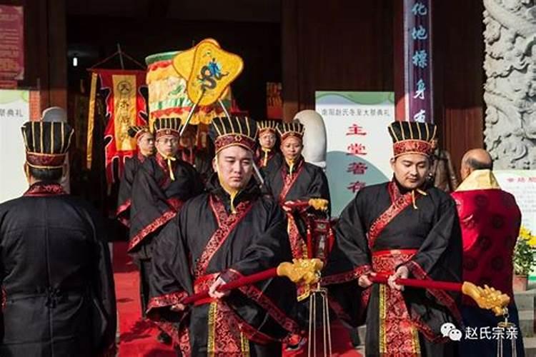 请问女方是1999年的男方是2000年的生辰八字不合吗？