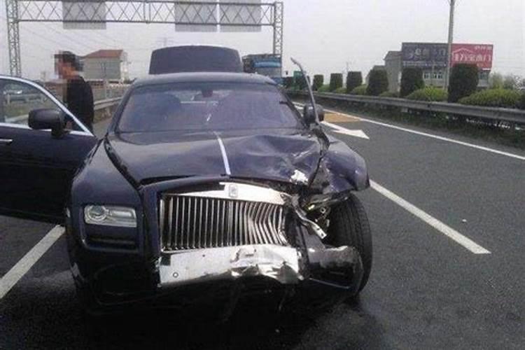 梦见名贵的劳斯莱斯大轿车