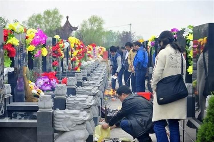 梦见自己到寺庙拜佛还看见佛堂里的菩萨是什么意思