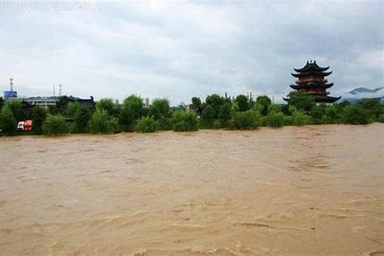 梦见发大水成功逃跑是什么意思？