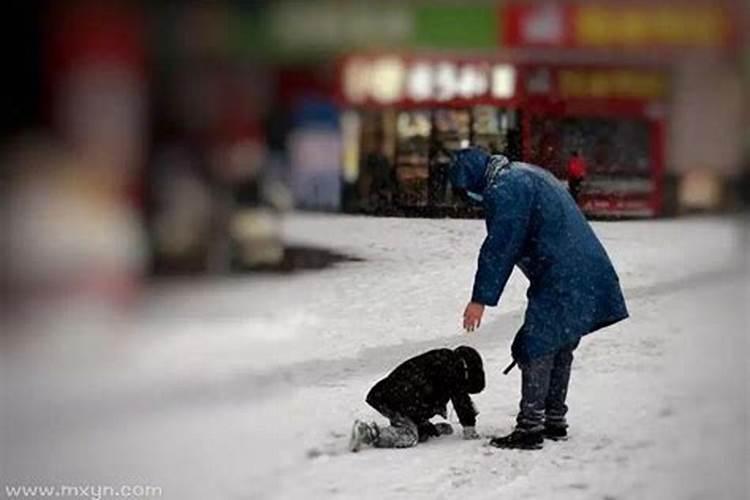 梦见过世老人在梦中摔倒送回家的预兆