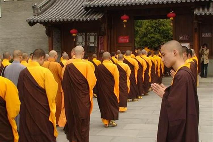 今天有个和尚到公司来,说是寺庙改建,让我留下名字。
