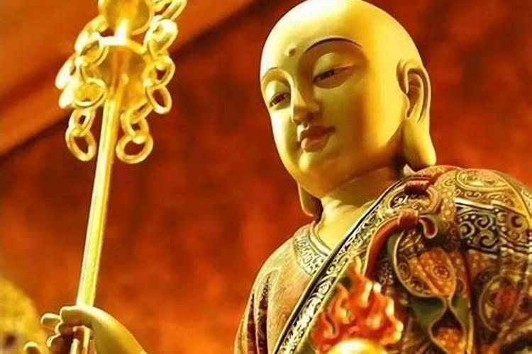 妈去世过百天了,七月十五可以去墓地烧泜吗？