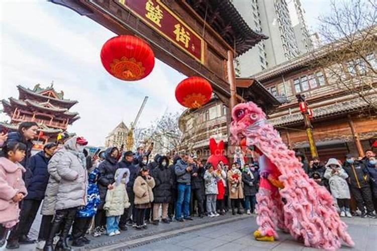 梦见碰见了车祸有好多人在观看的预兆