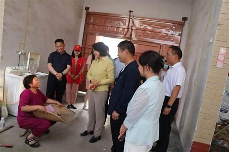 梦见一个不认识的女人上我家来,我不让进门