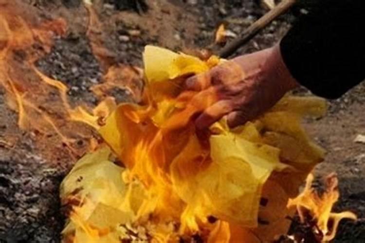 听说老人去世不足一年,7月15不能去墓地烧纸,是所谓的不能烧“节令纸...