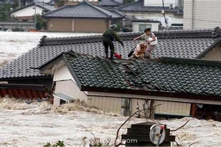 梦见弟弟被水冲走