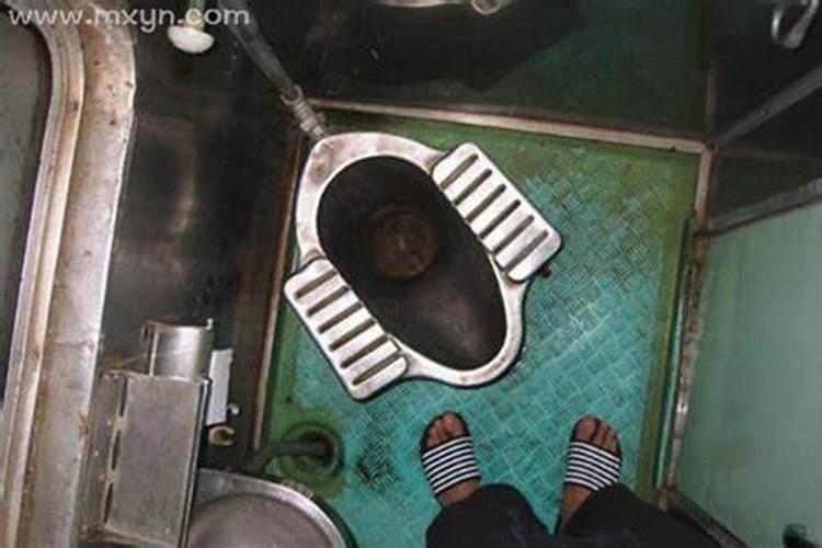 女人梦见厕所很脏很臭有什么征兆