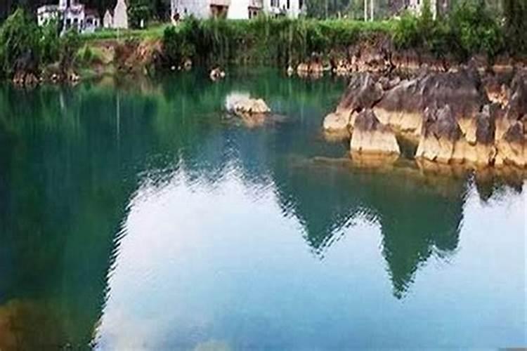 村子正东边有条死河,河上座烂桥,这样风水上好不好,