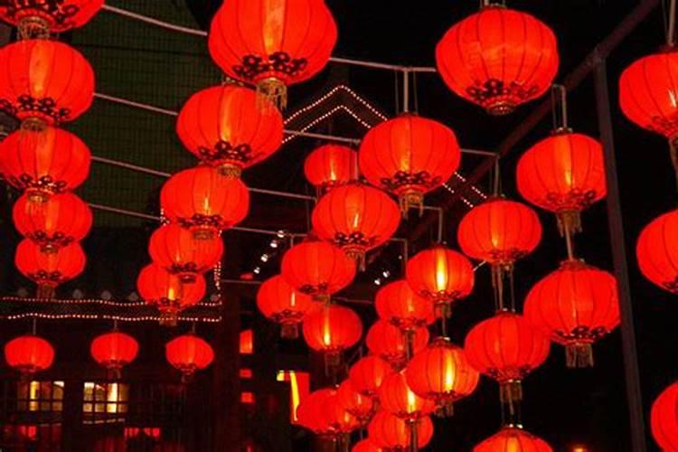 玩花灯是不是中秋的一项民间活动？