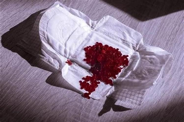 梦见女人在床上的月经血的预兆