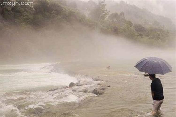 梦见大水从高处冲下来