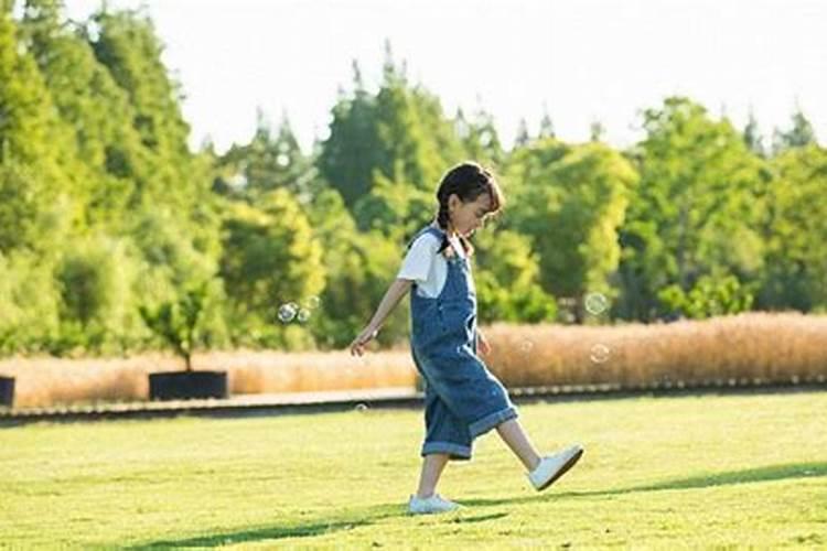 1980年石榴木命的女人缺什么 五行缺木？