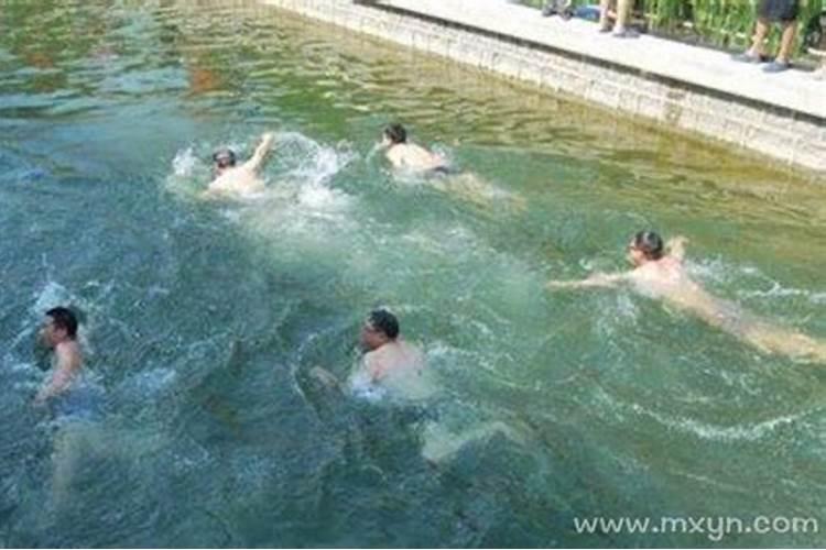 梦见和朋友一起在水库游泳