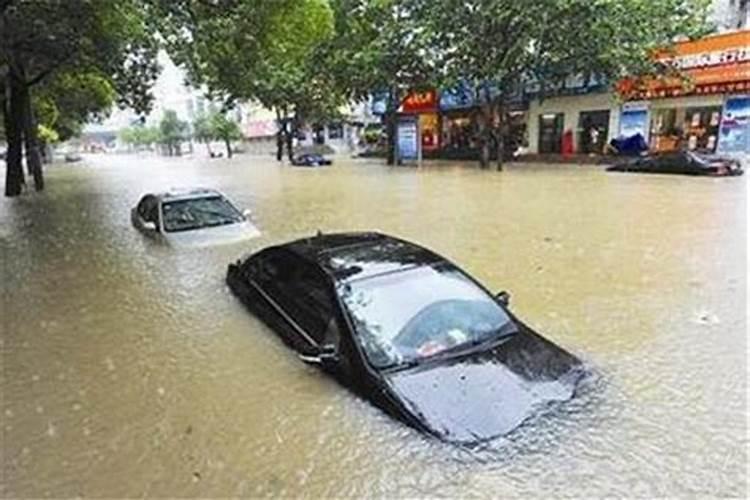 梦到现实中活着的亲人去世,亲人放棺材里还被雨水泡了是什么意思？