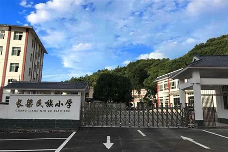 2015年1月23日阴历腊月初四凌晨4点生的男孩五行八字