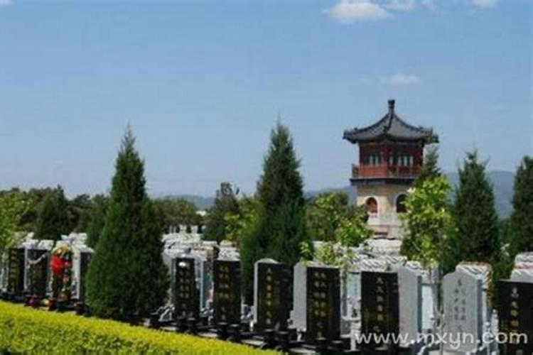 梦见墓地墓群是什么意思？