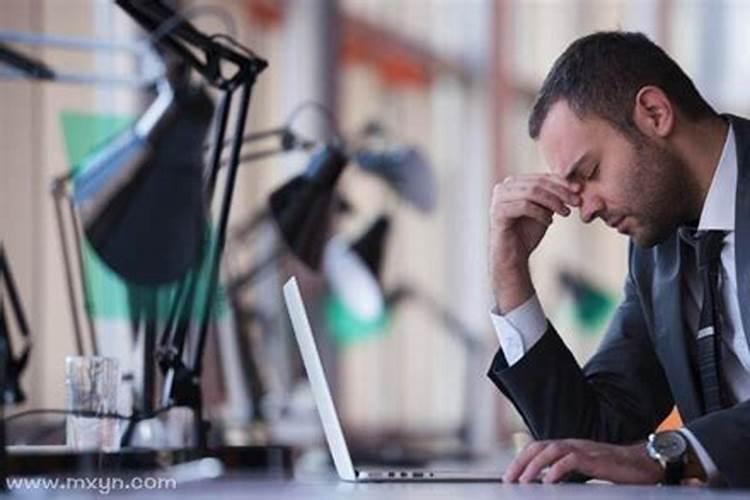 梦见情人的老板在梦中对自己很亲切很高兴意味着什么？