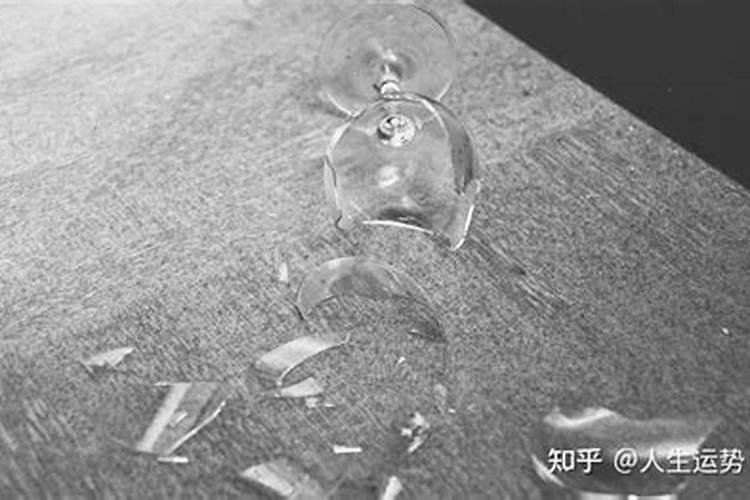 梦见案板掉地上碎了是好事吗