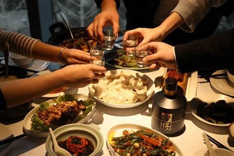 梦见和大老板同吃一碗饭的预兆