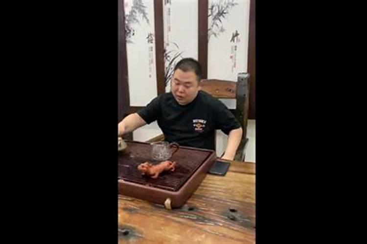 梦见自己是龙,金色的龙!但是被一根很细的铁链栓着,我想走,可是栓着我...