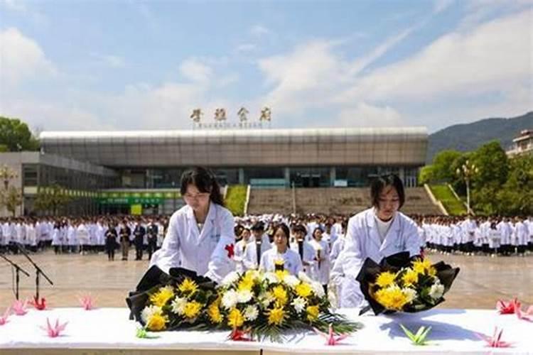 学生给老师上坟时间