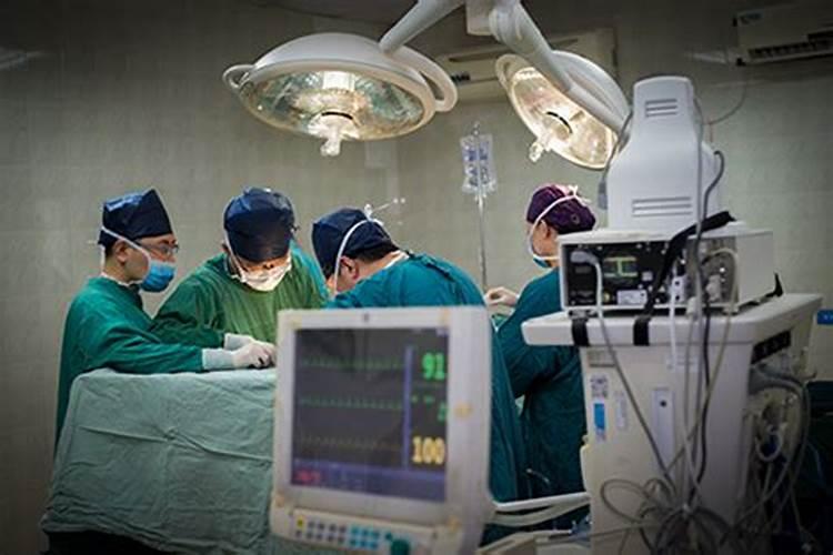 梦到死去的爸爸在做手术