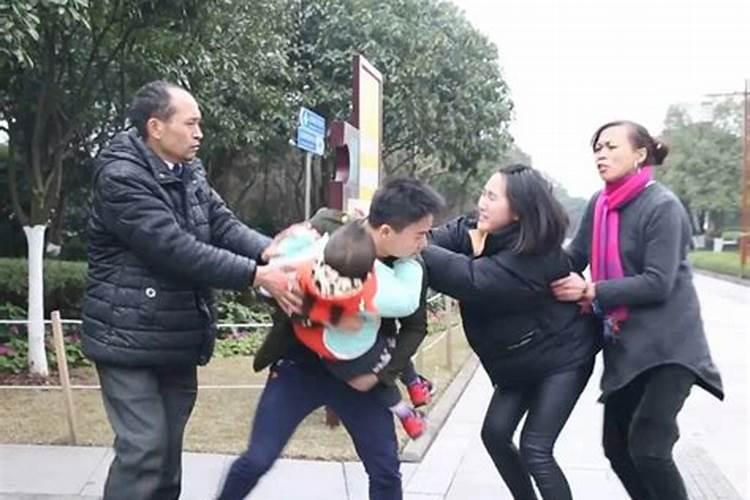 梦见死去的爷爷奶奶像活的一样在盖房子是什么意思？