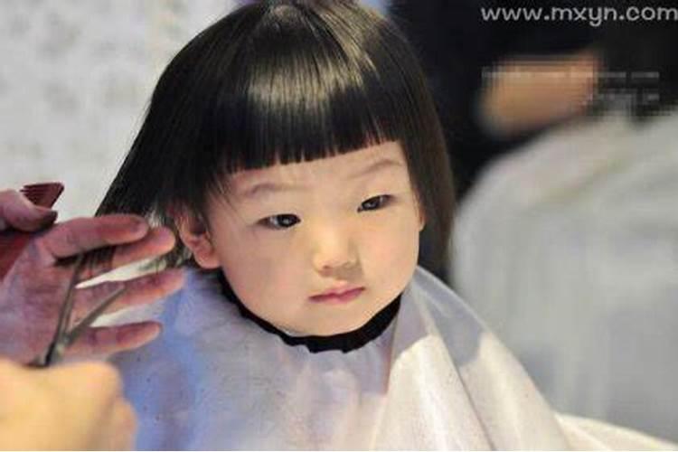 女人梦见头发被理发师剪短了