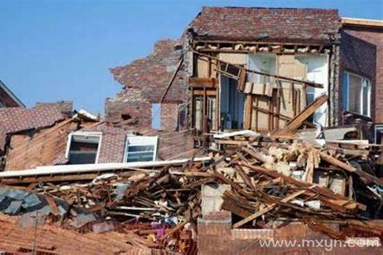 梦见邻居摔死流脑浆在自己身上的预兆