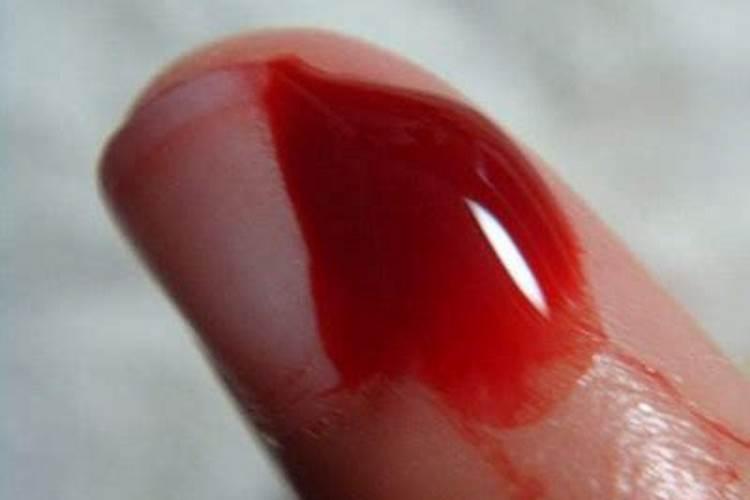 梦见别人喂猪,我在割草,又梦见别人把手划破了,还出血了？