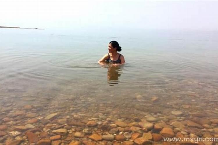 梦见涨水在水里游泳是什么意思