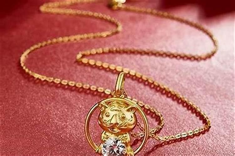 属虎女生戴金银还是玉石好
