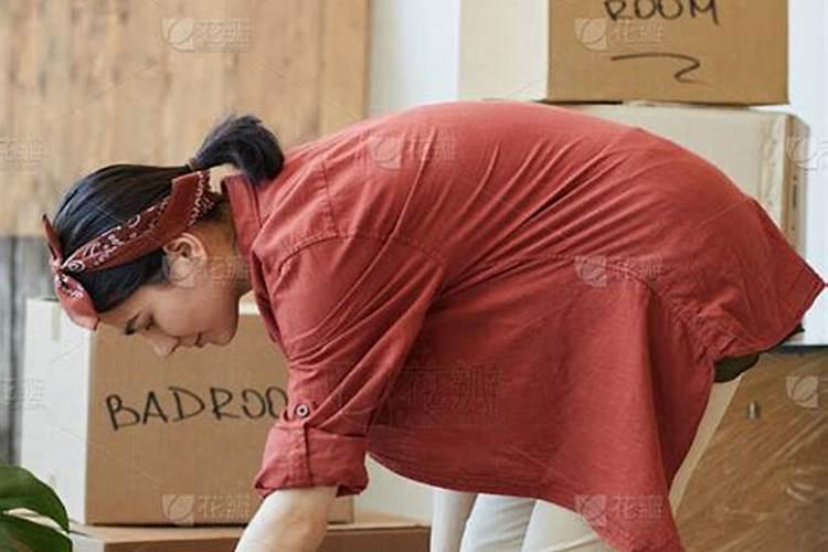 梦见很多男的来我家帮忙