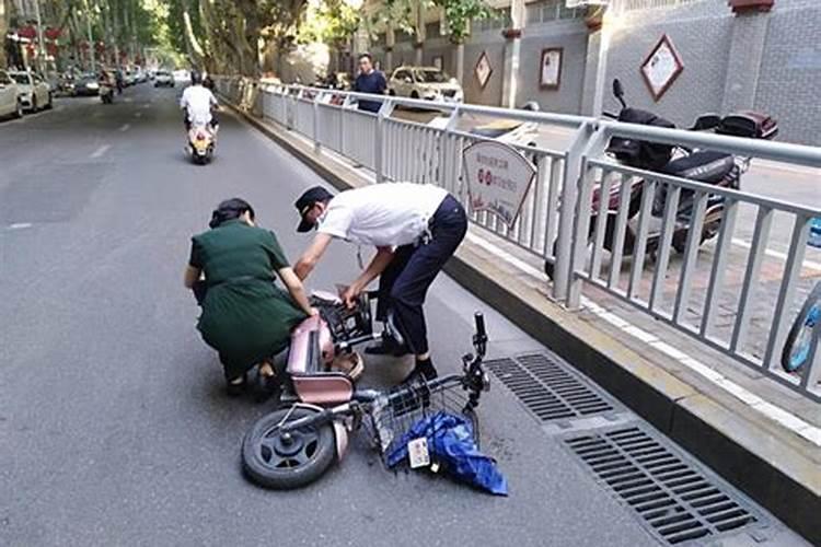 梦见骑电动车带人摔跤的预兆