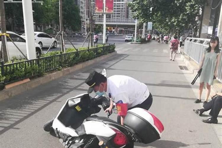 梦见骑电动车摔倒了是什么意思