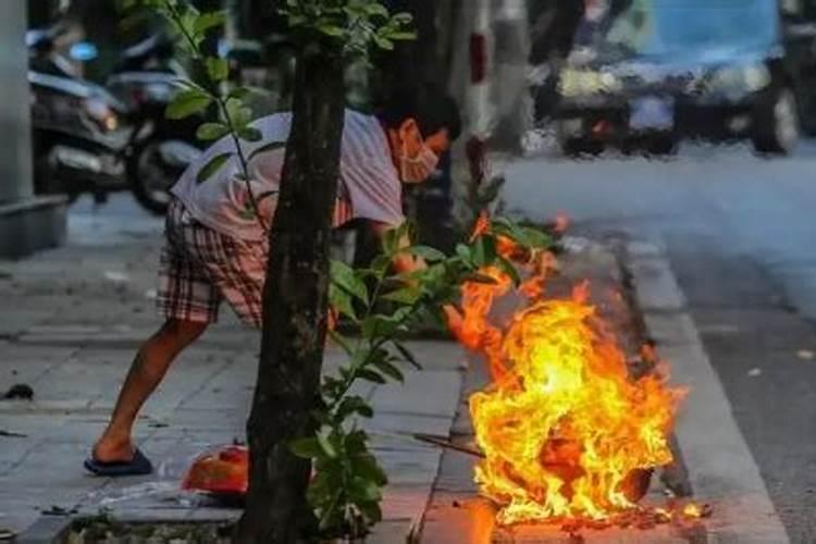 给祖父清明节烧纸火往身上捕好不好？