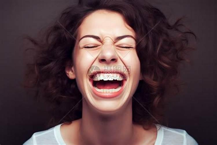 梦见女人笑是什么意思 梦见女人笑意思是什么