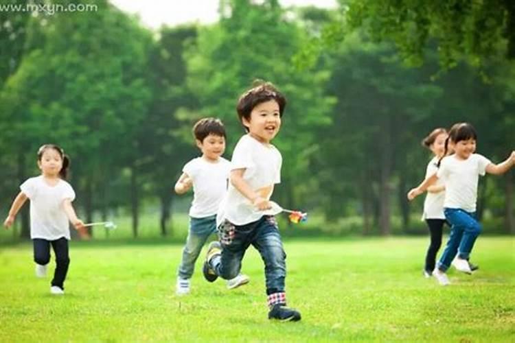 家庭妇女梦见自己回到少女时代有人追,什么兆头