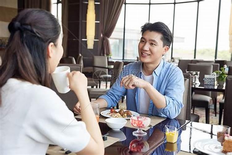 梦见和前女友一家人一起吃饭的预兆