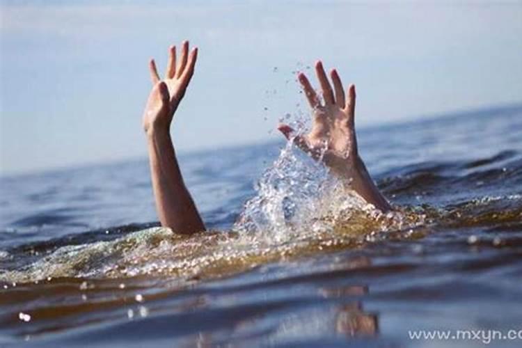 梦见别人掉水里了是什么兆头