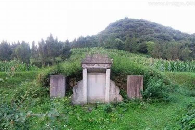 梦见爷爷的坟墓被破坏