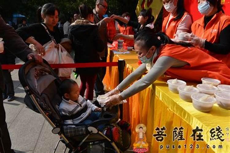 梦见四周四处都是坟墓