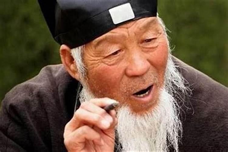2025年属蛇女性三喜缠身