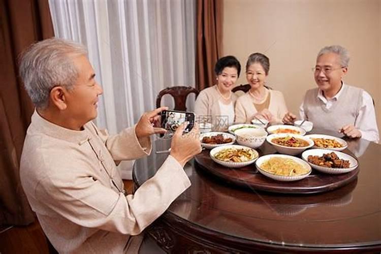 女人梦见亲戚家人相聚在一起